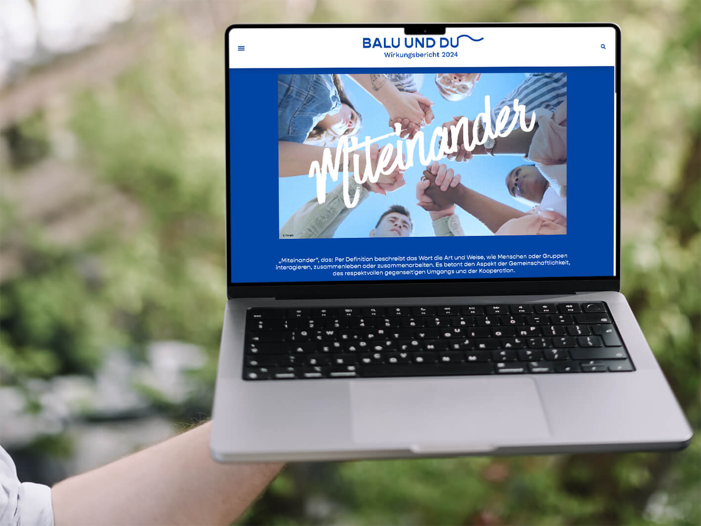 Ein Mann hält einen Laptop. Zusenen ist die Startseite des Wirkungsberichts 2024